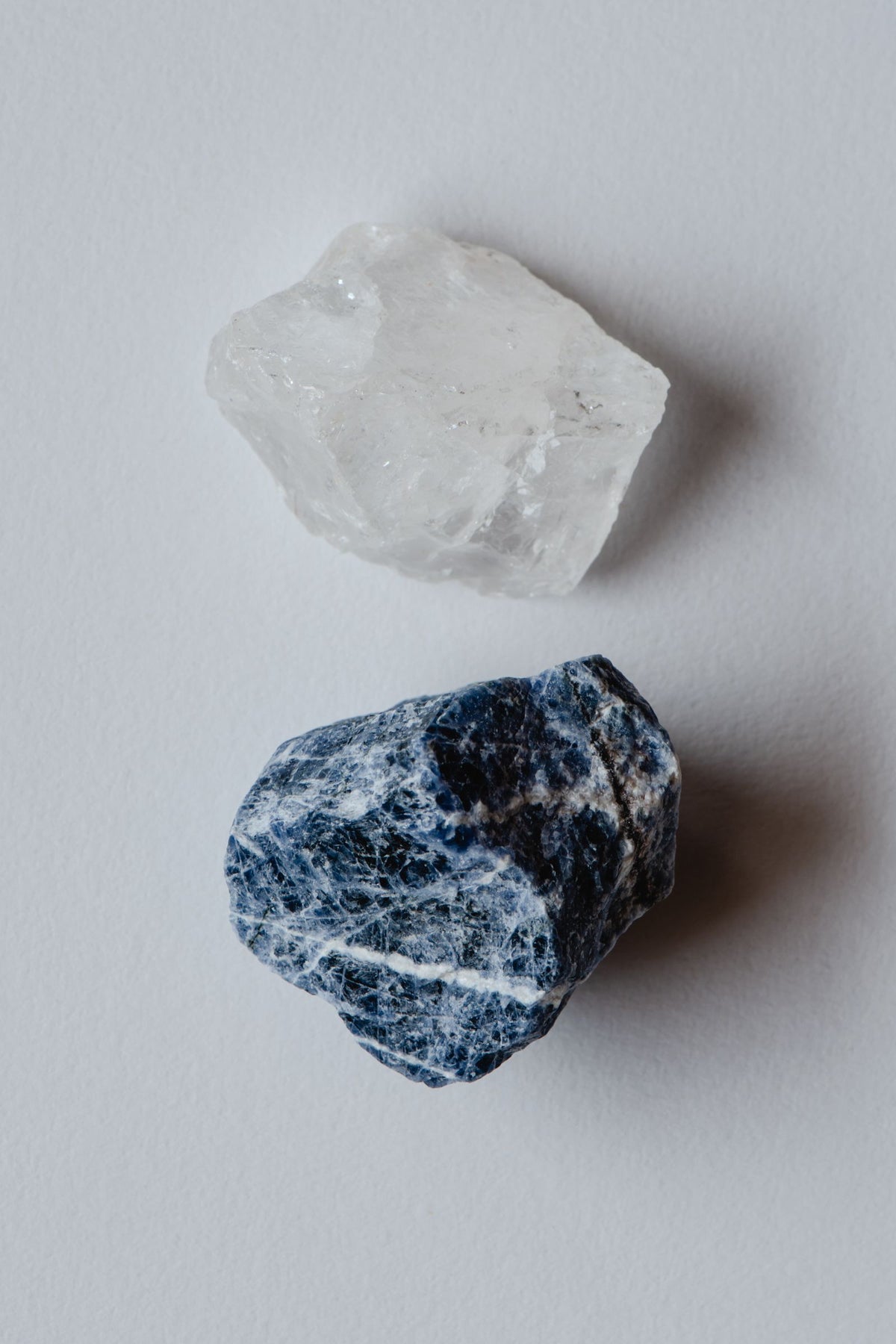 Pierres brutes de quartz et sodalite